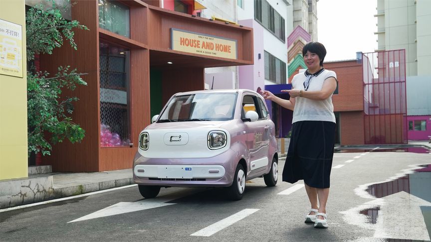 体验2026款奔腾小马：90°横着走 360°原地转圈…黑科技让人吃惊