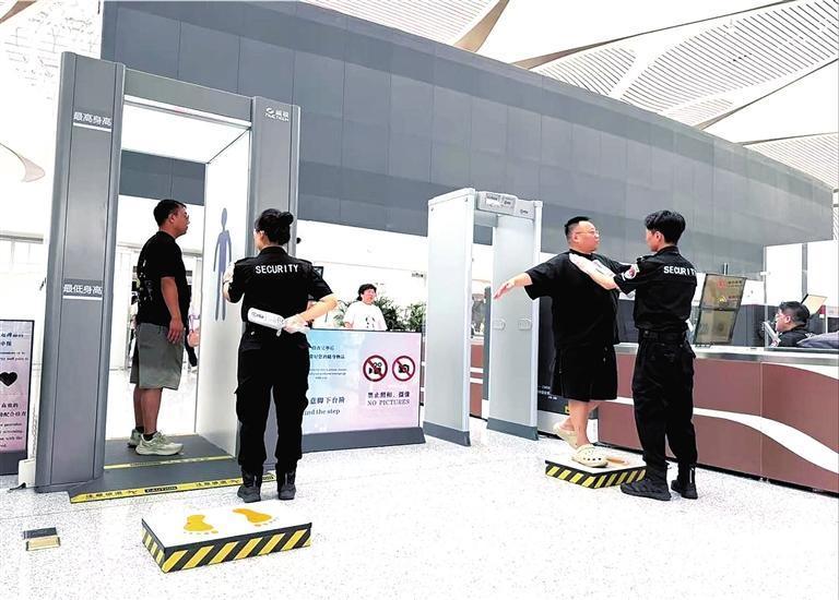 在T3航站楼乘机人员过安检　兰州新区报记者　史晓峰　摄