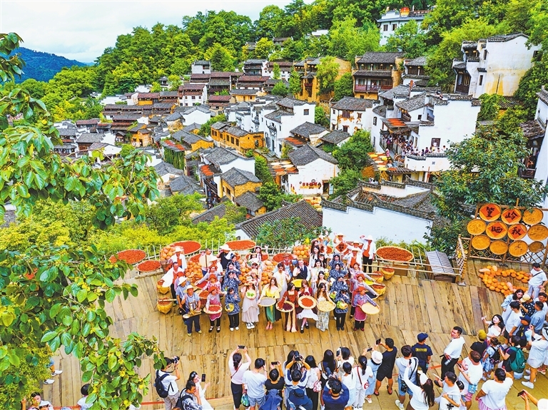 婺源县：体验“晒秋”习俗（图）