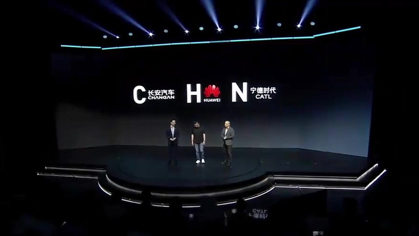 智界独立上位，问界备受压力！华为百亿豪赌改写内部生态格局