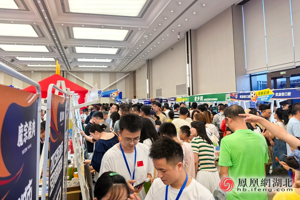 2025“汉超”揭幕 近5万人现场大合唱观赛