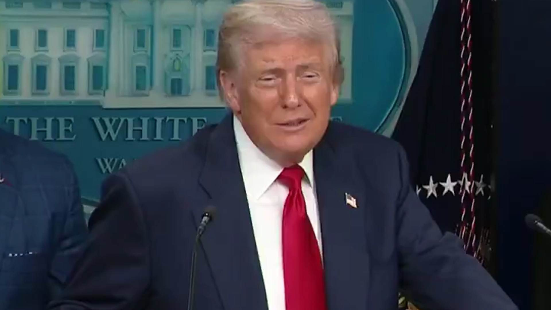 记者：能不能建个又大又美的新闻发布厅？特朗普：不，不想让你们太舒服