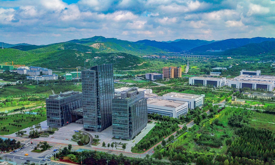 (齐鲁制药办公大楼及厂区一角,图源齐鲁制药官网)