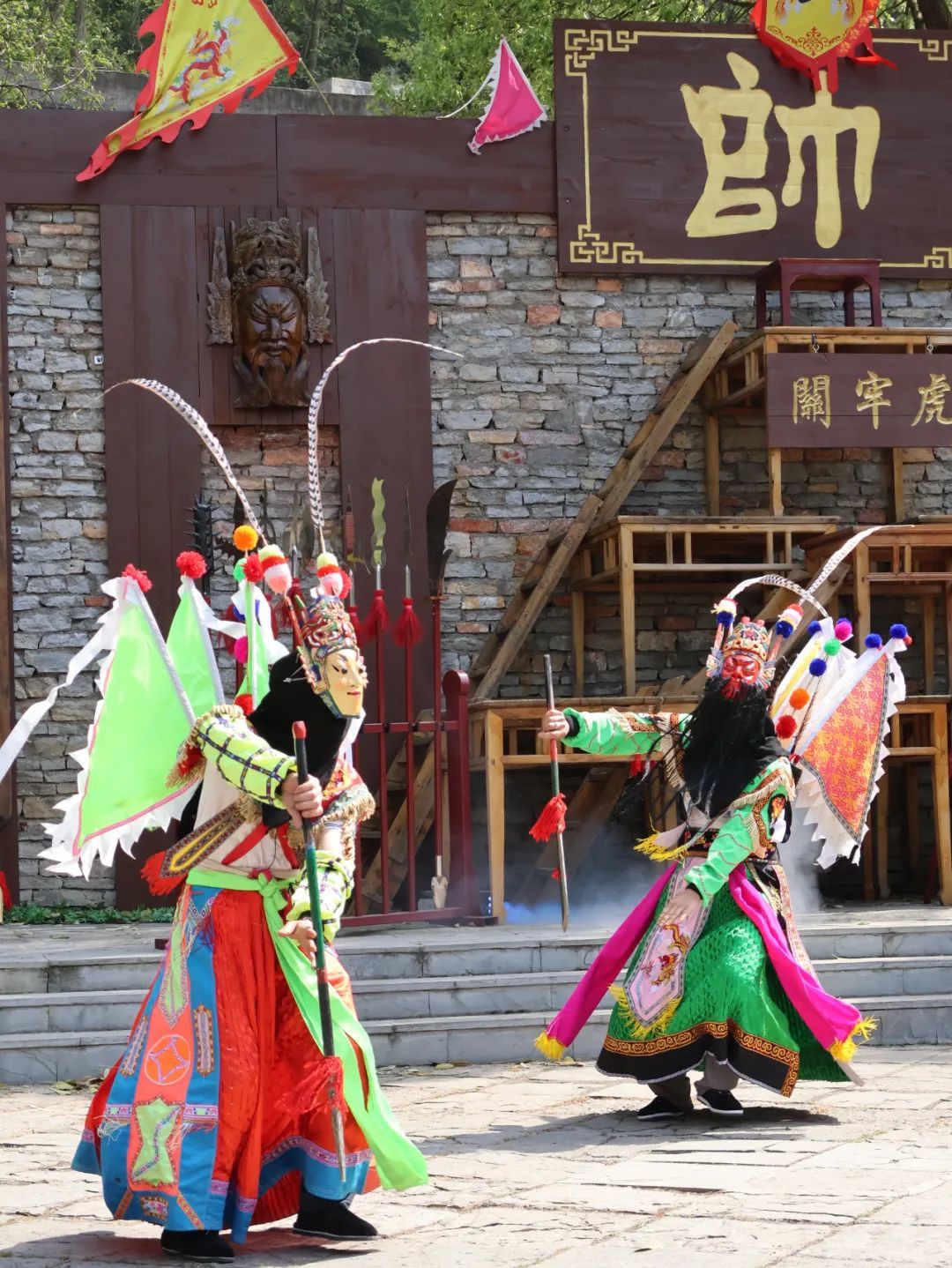 △天龙屯堡的地戏演出。(图/牧羊 摄)