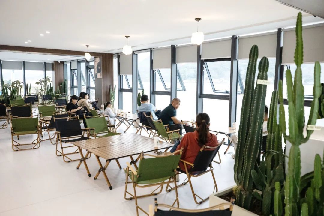 “潮隐西海岸”上的“星巴克服务咖啡”。