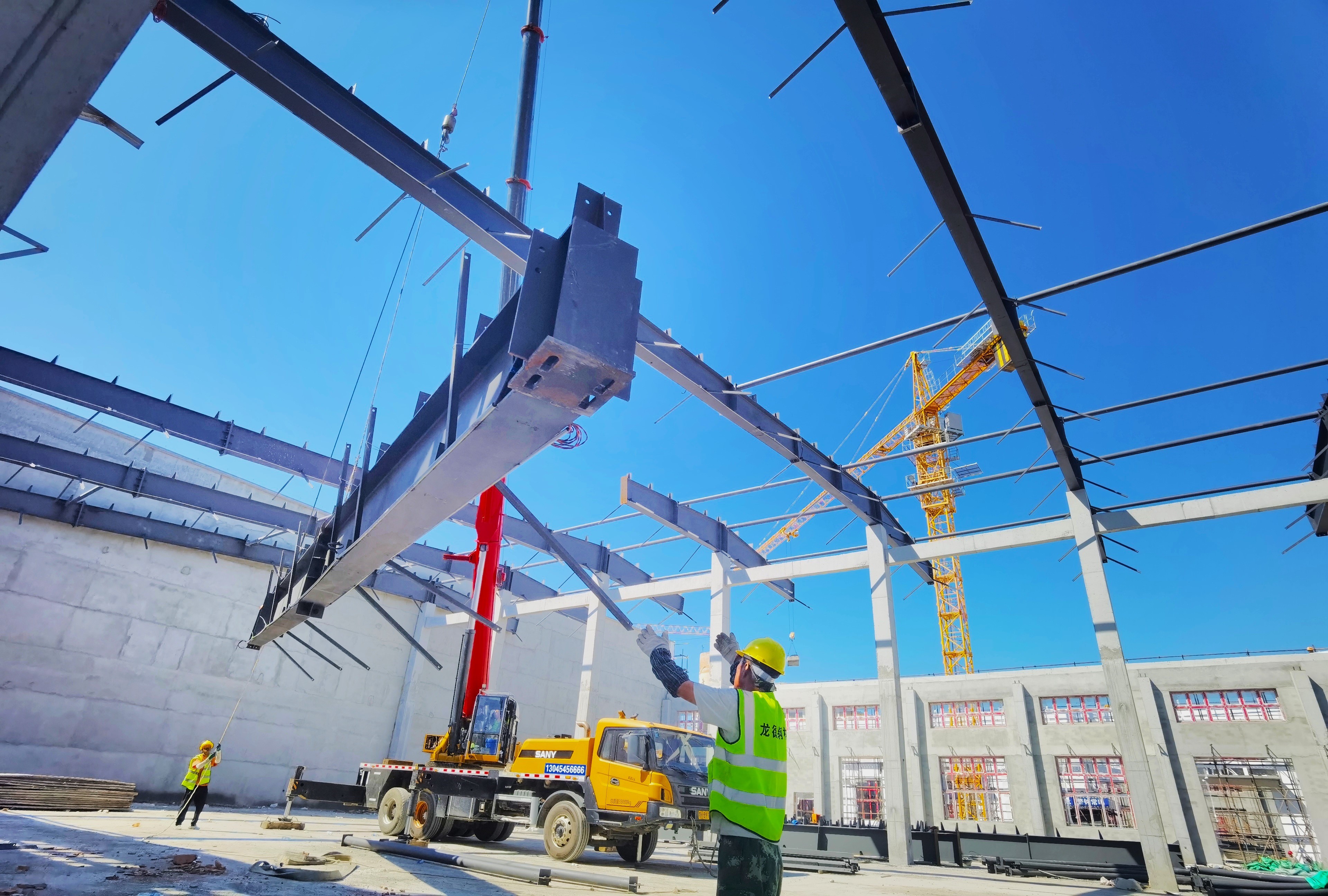吊装钢架作业现场