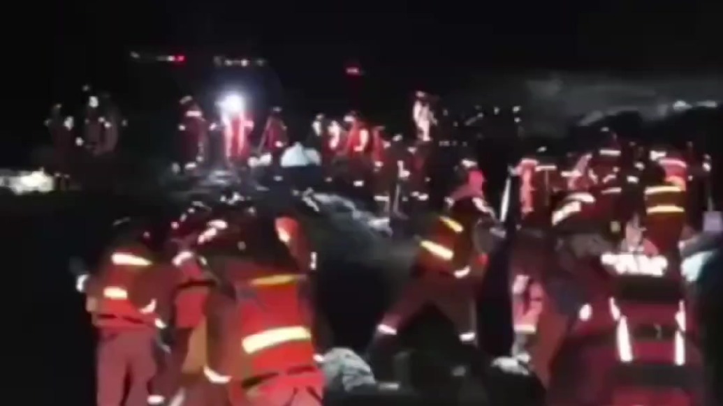 抢险救灾进行时｜午夜徒步搜索近3千米，中国消防员，你值得相信！