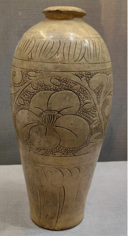 (图四十一,段店窑白釉珍珠地划花梅瓶,宋代,舞钢市杨庄乡出土,现藏舞钢冶铁博物馆)