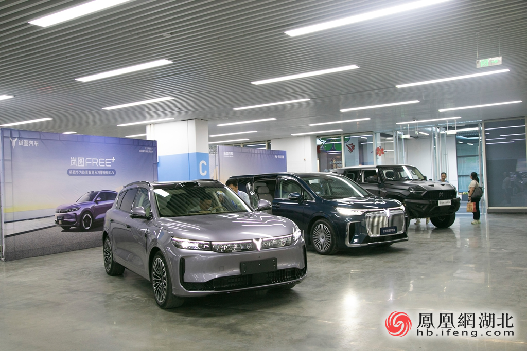 2025“汉超”揭幕 近5万人现场大合唱观赛