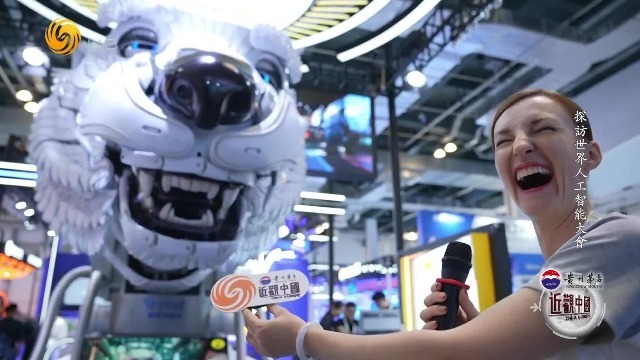 它是人工智能大会的“显眼包”，和外国美女安泽对答如流