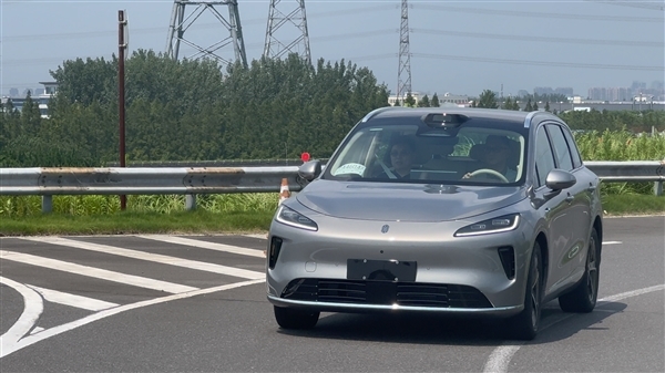 最亲民的鸿蒙智行来了!上汽集团总裁贾健旭带华为余承东试驾尚界H5