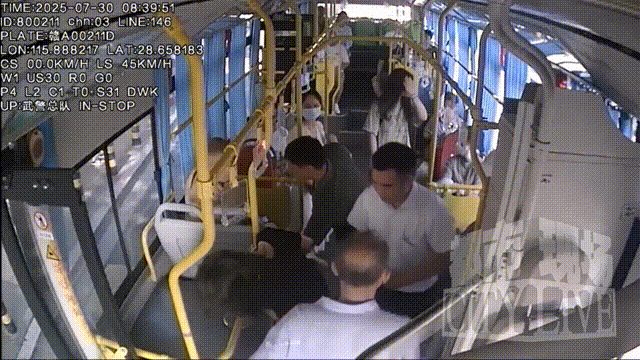 南昌146路公交車上女乘客突然暈倒 司機和熱心乘客出手相助