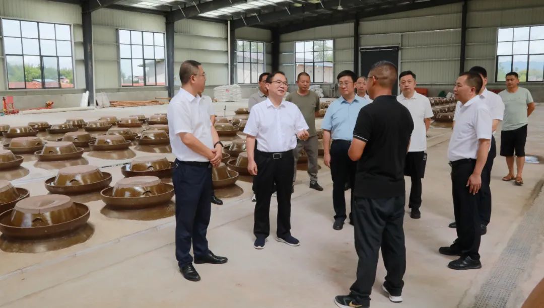 8月12日,重庆恒元农业发展有限公司,周恩海了解企业生产现状、主要产品、惠农方式等。