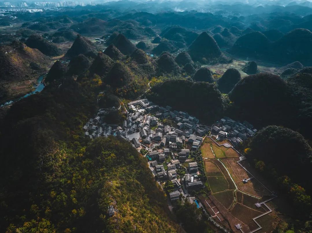 △高荡千年布依古寨。(图/视觉中国)