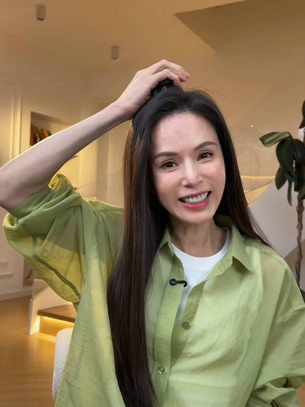 李若彤绽放明媚笑容，状态超好。
