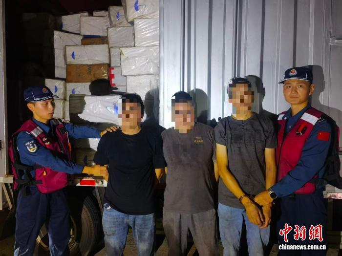 宁德海警局霞浦第二工作站成功查获一起涉嫌走私香烟案。邱少彬 摄