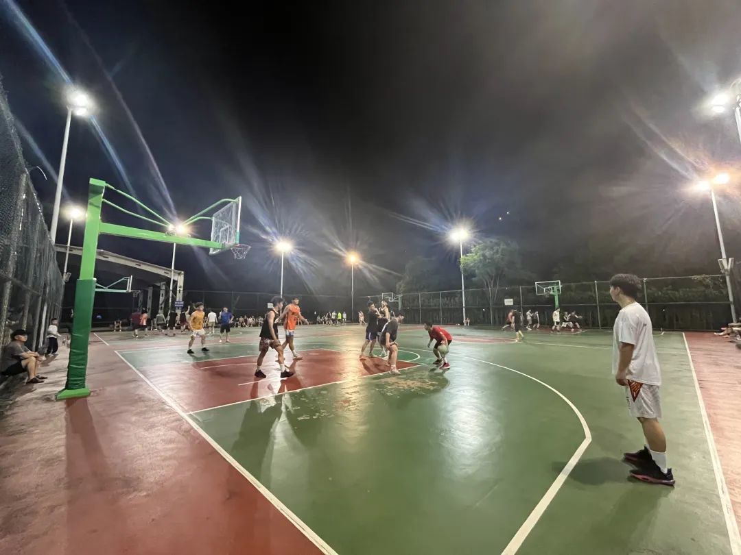 市全民健身中心的室外篮球场几乎每天都是“满员”状态。 记者 李培妮/摄