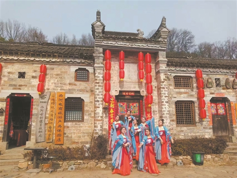 新縣周河鄉(xiāng)西河村一角。 朱春燕 攝