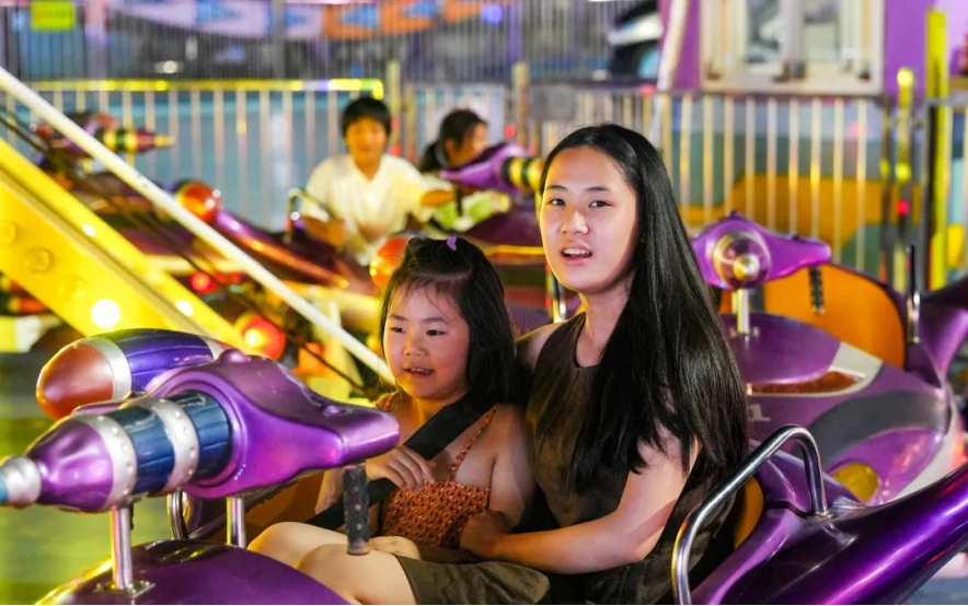 在青岛西海岸新区金沙滩啤酒城，体验一场亲子“慢”游记