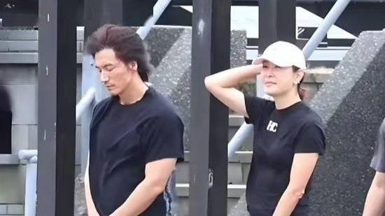 言承旭台风天赴大S墓园，半蹲凝视杉菜墓碑13分钟泪崩！封面图