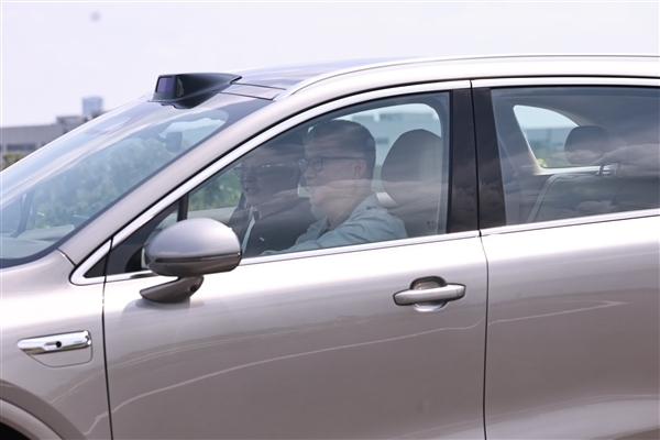 最亲民的鸿蒙智行来了!上汽集团总裁贾健旭带华为余承东试驾尚界H5