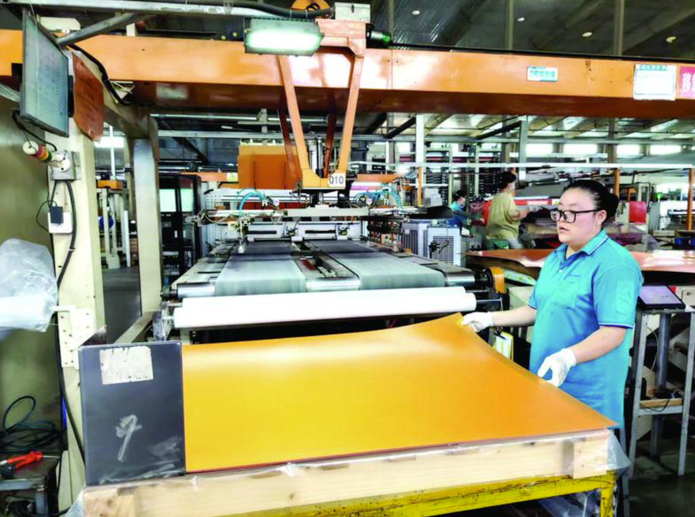 烟台柳鑫新材料科技有限公司工人正在生产车间内加紧生产。