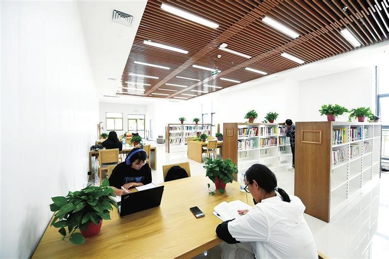 图书馆里专心阅读的市民