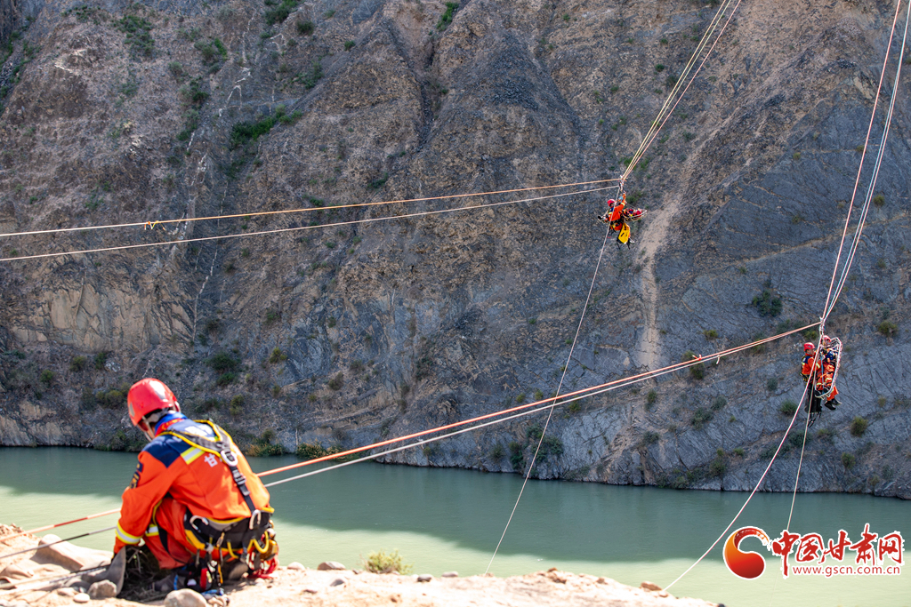 消防救援人员转移被困人员