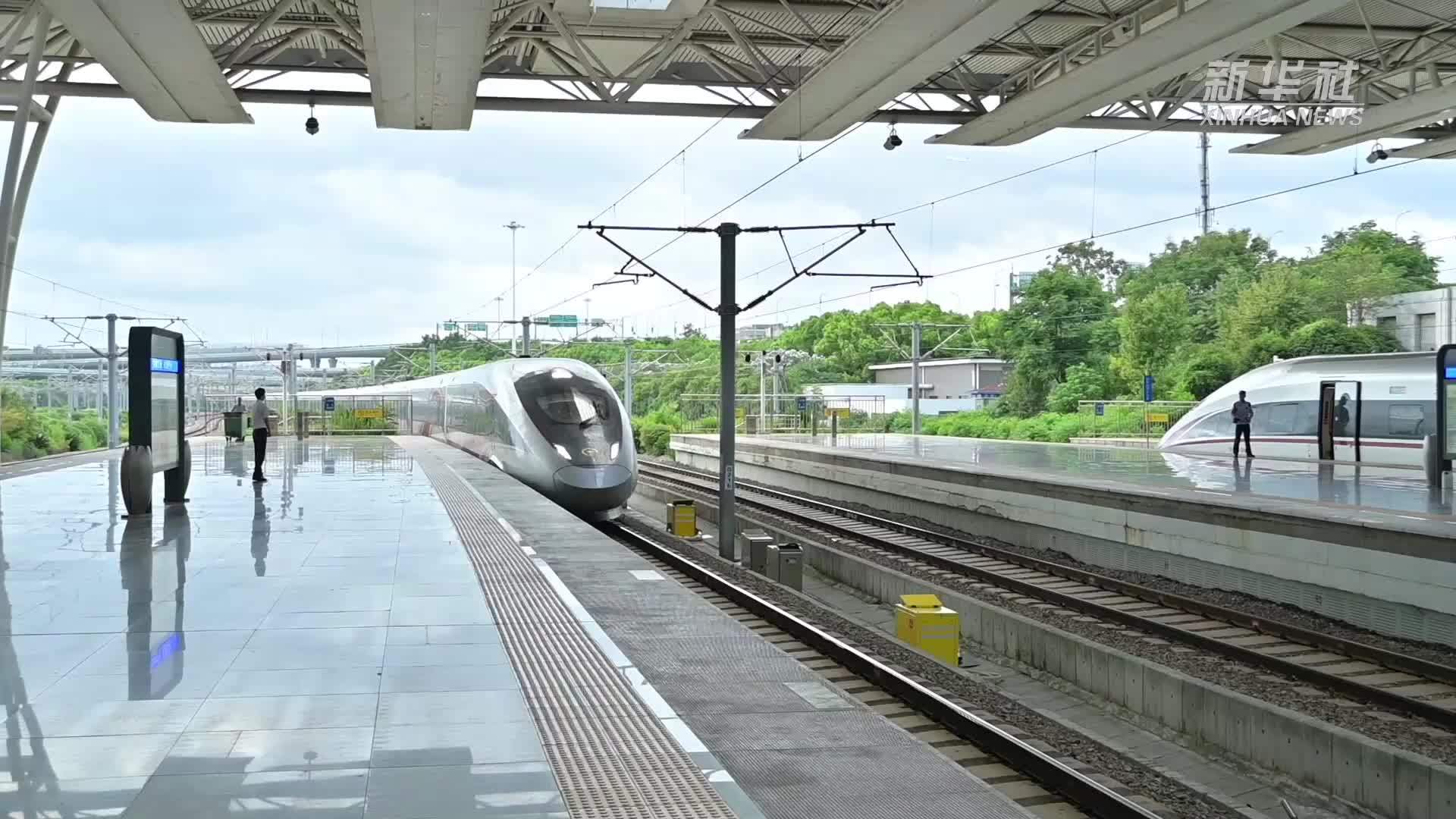 “复兴号”高铁伴你行：上海铁路暑期客流持续攀升