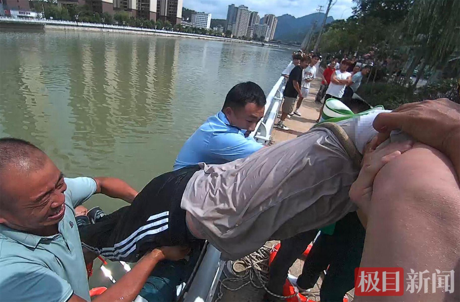图6：落水男子被民警营救上岸.jpg