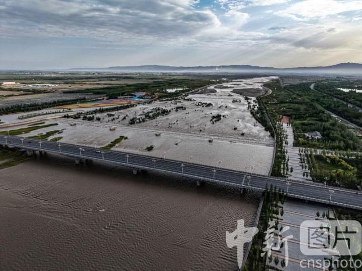 2025年8月10日,在甘肃省张掖市甘州区黑河段拍摄的黑河满河的流水。中新社发 陈礼 摄