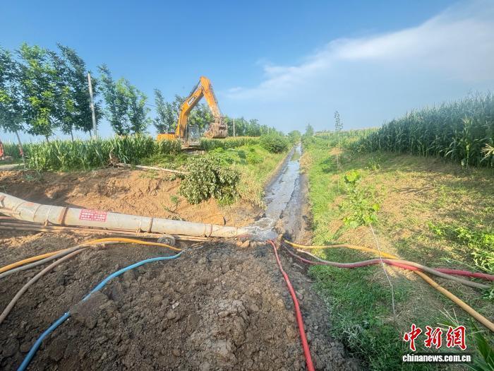 8月14日，百善镇黑臭水体清理作业现场。中新社记者 赵强 摄