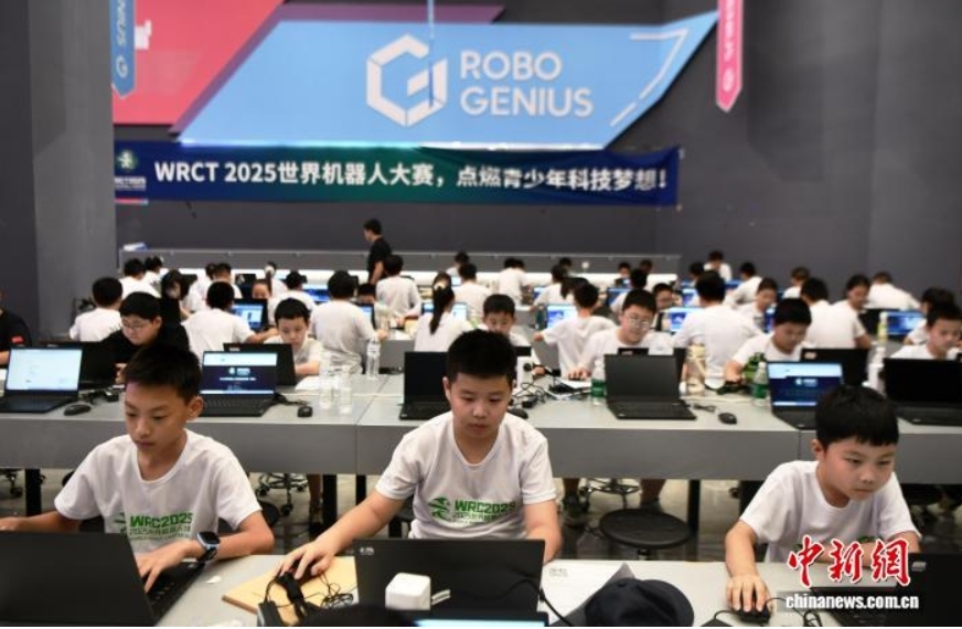 8月9日，石家庄市井陉县科技馆，ICode太空探险挑战赛项编程比赛现场。当日，WRCT2025世界机器人大赛青少年机器人设计大赛ICode编程河北省省赛在该市举行。中新社记者 翟羽佳 摄