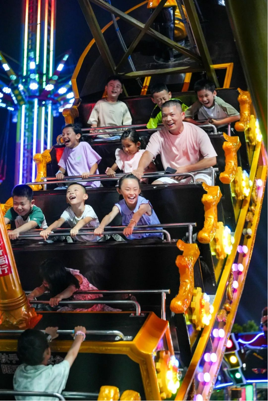 在青岛西海岸新区金沙滩啤酒城，体验一场亲子“慢”游记