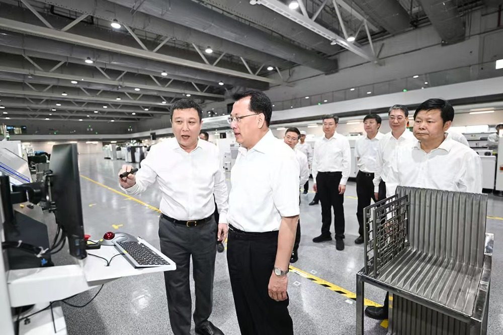 ▲8月13日下午，在紫光华智电子科技公司，市委书记袁家军听取企业创新发展成果介绍。记者 苏思 摄