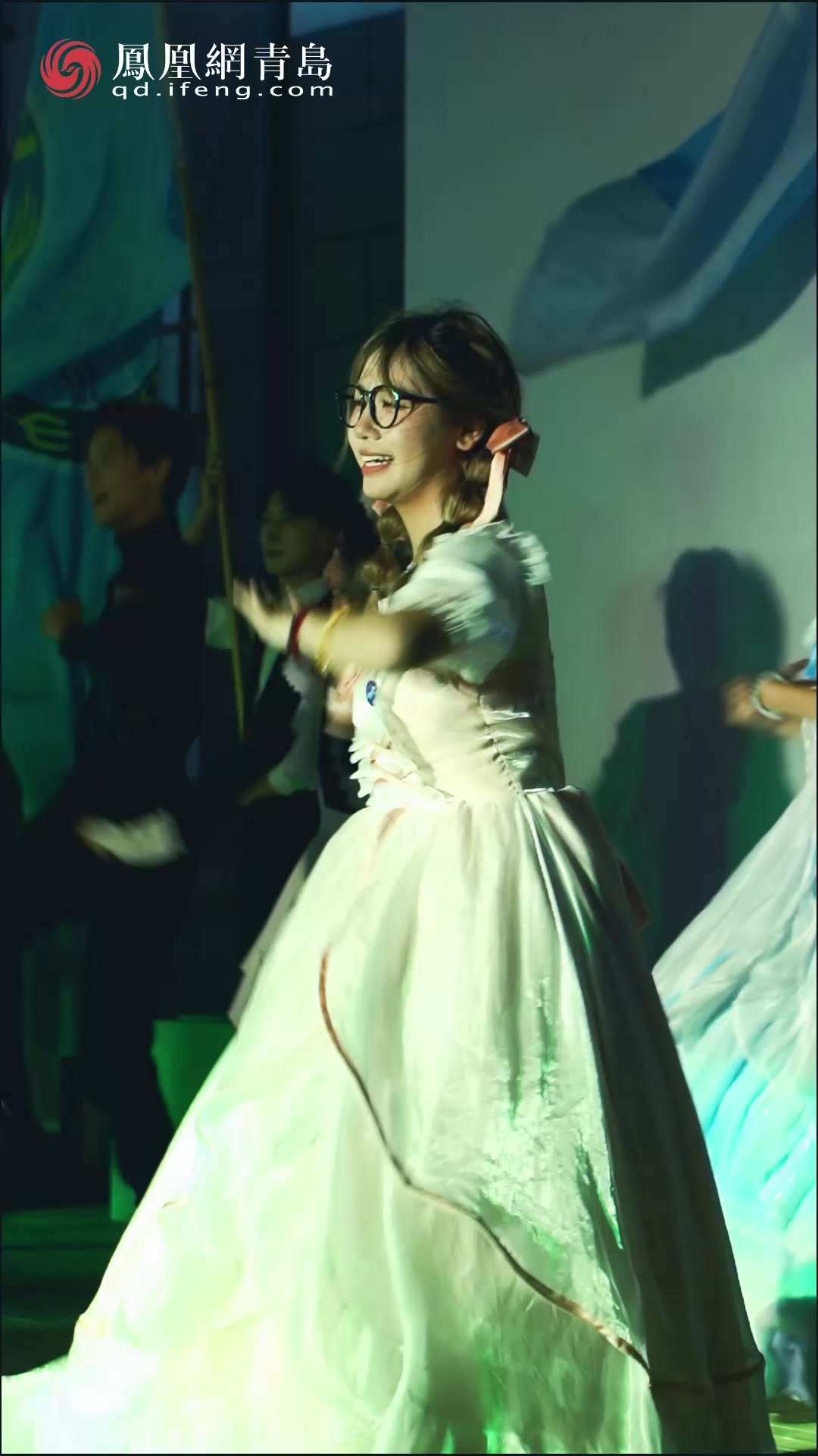 凤凰视频|百年里院夜未央，跳一支让时光驻足的舞！