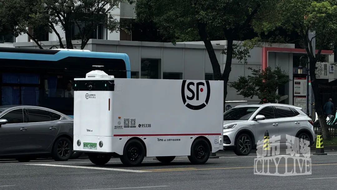 △8月15日,行驶在南昌市东湖区北京西路的快递无人配送车
