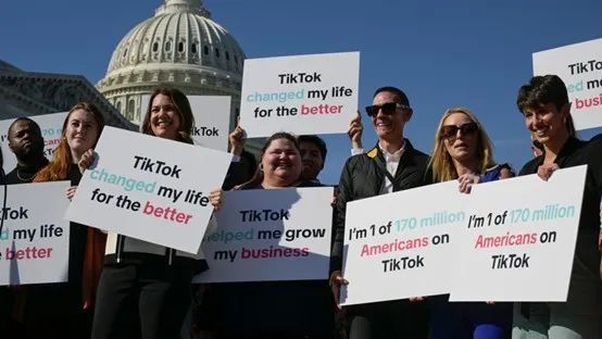 ▎2024年3月12日,TikTok创作者聚集在美国华盛顿国会山,抗议 Tiktok“不卖就禁” 法案。图源:路透社