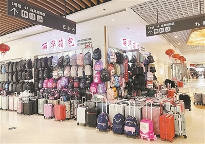 “开学季”遇“旅游热” 南昌箱包市场销售火爆