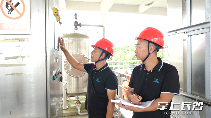 长沙县金井自来水厂工作人员检查设备