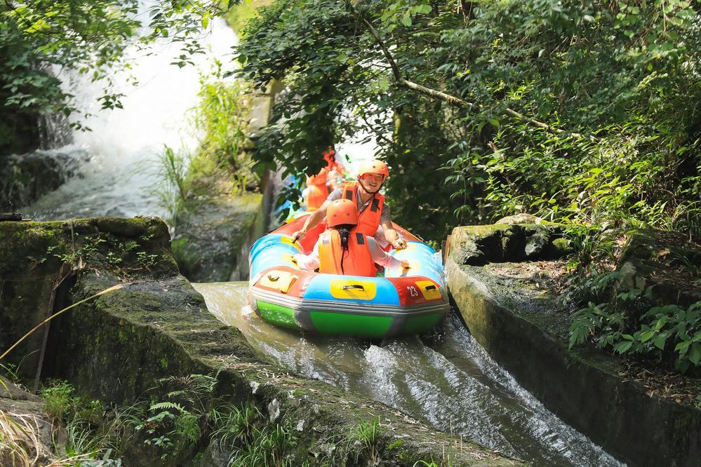 游客在宜丰县九天国际生态旅游度假区体验峡谷漂流。 （本报记者 李亦杰 摄）