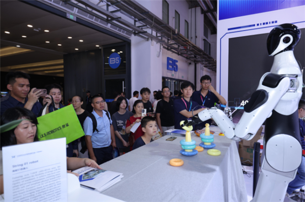 安徽首款全自研绳驱机器人亮相:全身共46个自由度