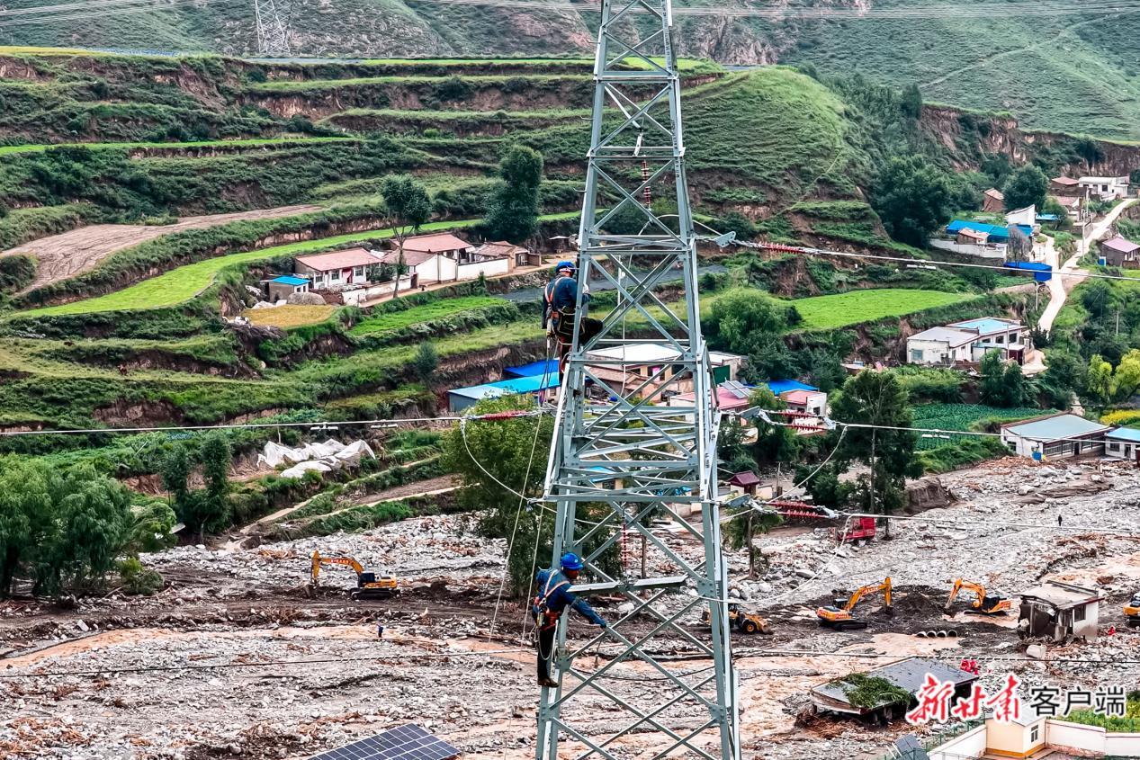 国网甘肃电力抢修人员对榆中县35千伏受损电力线路进行抢修作业 潘磊