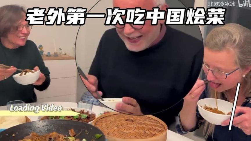 老外第一次吃中国羊肉烩菜，直呼上帝，太棒了！