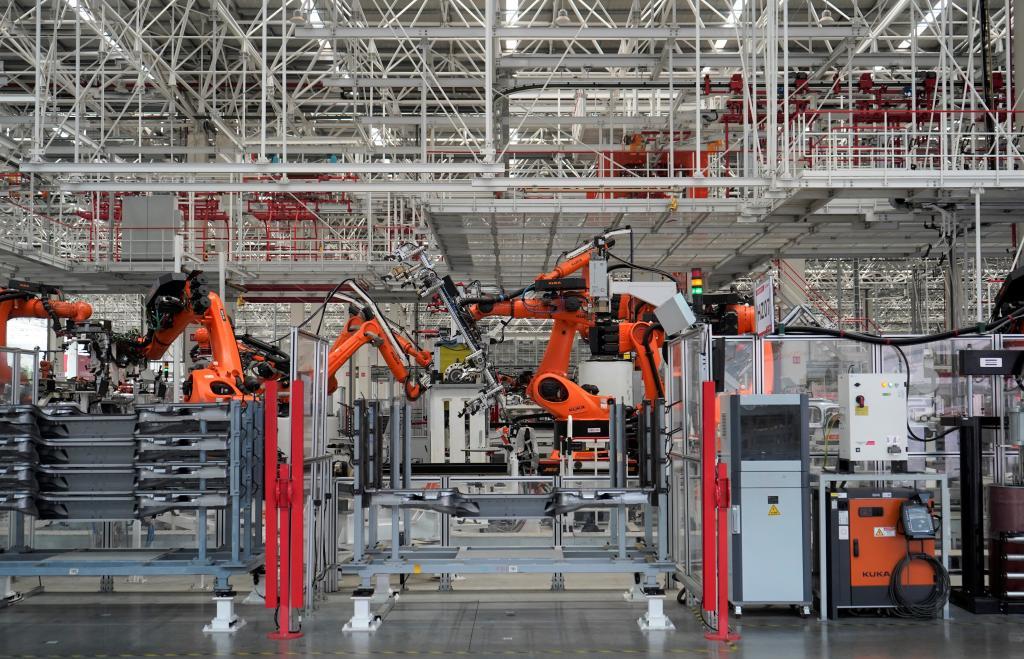 这是湖南省长沙市三一智联重卡产业园内的生产场景（4月23日摄）。新华社记者 余春生 摄