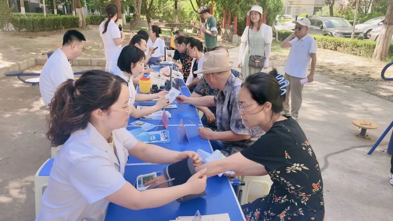社区联合平凉市中医医院开展义诊活动2.jpg