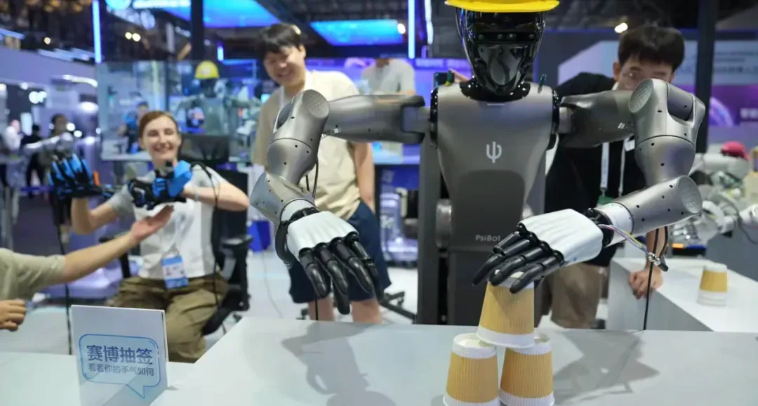 外国友人体验“灵巧手”仿真训练，一天的训练量相当于普通人训练好几年