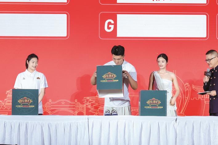 昌雅妮(左)、陈功抽签