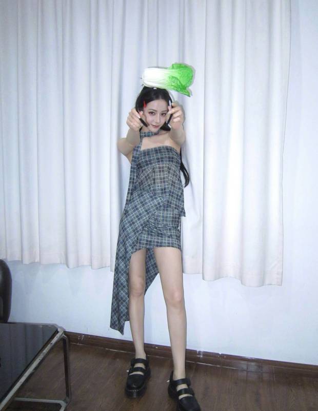 迪丽热巴穿格子短裙又甜又辣。