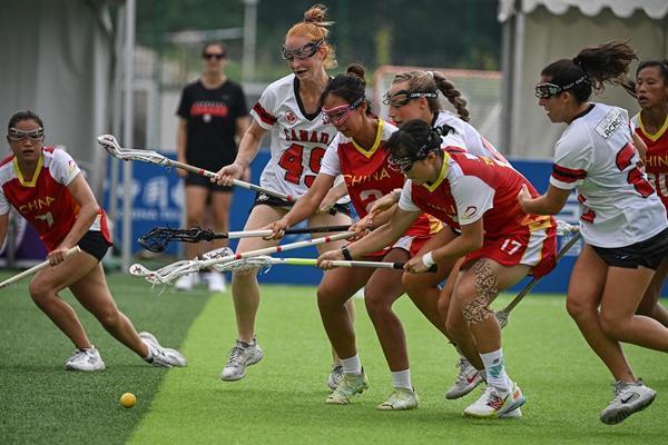 8月9日,2025年成都世运会女子棍网球A组预赛。图为中国队迎战加拿大队。视觉中国供图